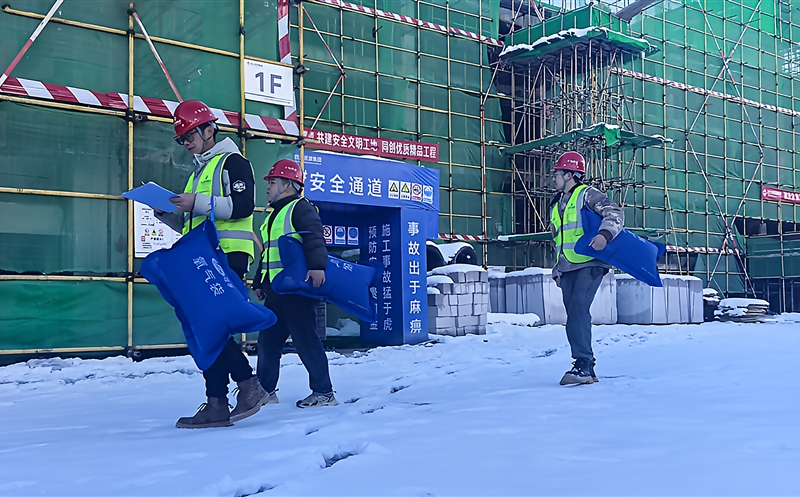 雪锁高原，，，，，，，匠心坚守∣攀西公司梭罗沟 项目部首雪日工作纪实