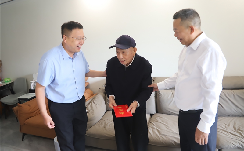 集团领导走访慰问攀西公司老党员