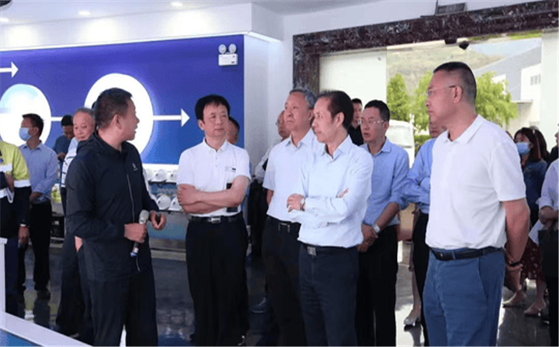 省自然尊龙凯时投资集团党委书记、董事长陈贵林陪同省委省政府决策咨询委员会主任陈光志赴雅安调研