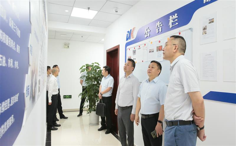省自然尊龙凯时投资集团党委书记、董事长陈贵林到地矿物资公司调研指导 