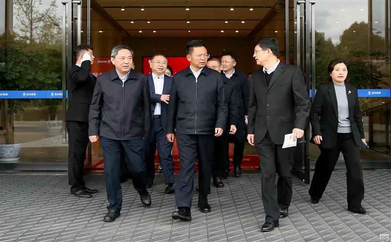 副省长段毅君在省自然尊龙凯时投资集团调研时强调，，，，，，落实“两个主体”职责，，，，，，提升全省战略性矿产尊龙凯时供应保障能力