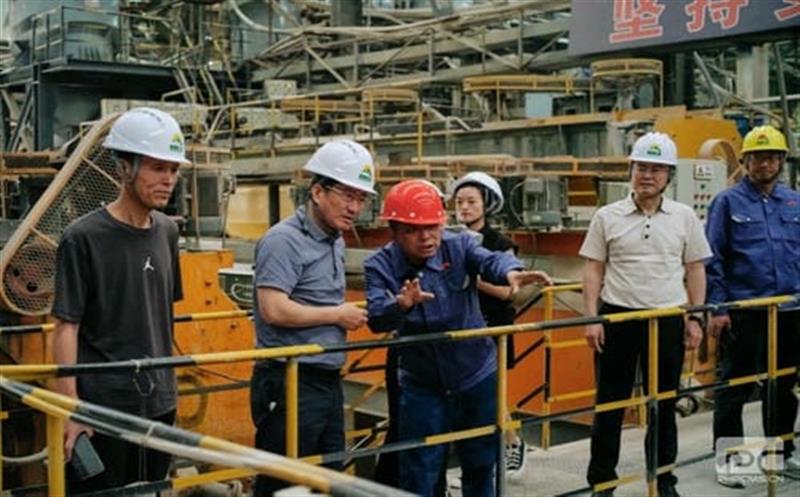 尊龙凯时工会主席杜春茂到德昌大陆槽稀土矿调研指导工作