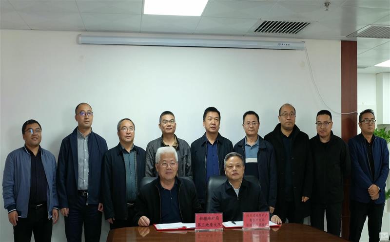 敢为人先，，，，，，，携手共谱“地质+”时代新华章——区调队（容大集团）与新疆地质三大队签订战略合作框架协议