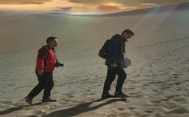 丝路石语证坚韧，，，，，，，黄沙百战铸传奇——区调队助力敦煌世界地质公园再评估绿牌侧记