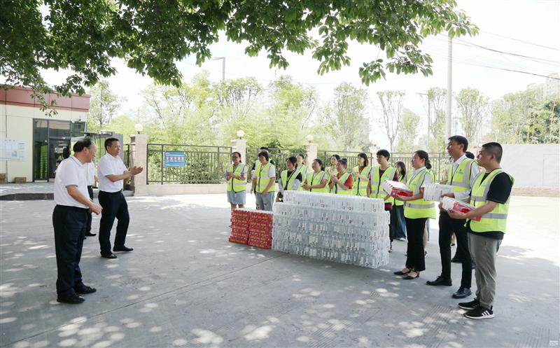 集团领导到测绘公司宣贯省委十二届五次全会精神，，，，，开展夏送清凉活动