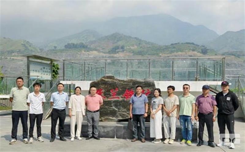 走出去，，，，，，汲取智慧，，，，，，对标学习找差距 ——和地矿业赴攀钢朱兰铁矿参观学习